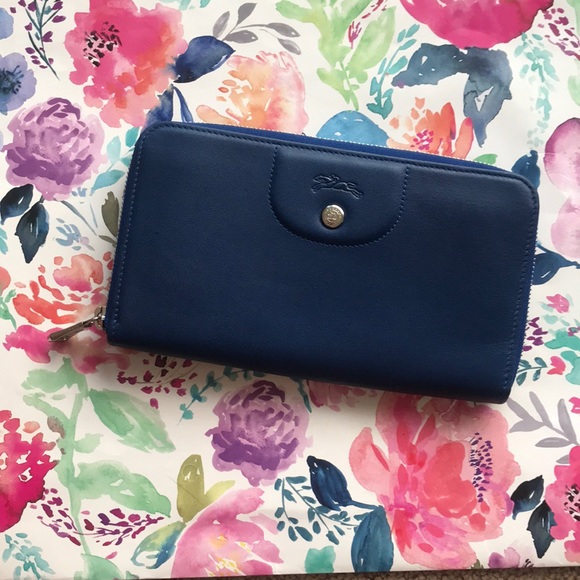Longchamp Handbags - Longchamp blue leather zip wallet